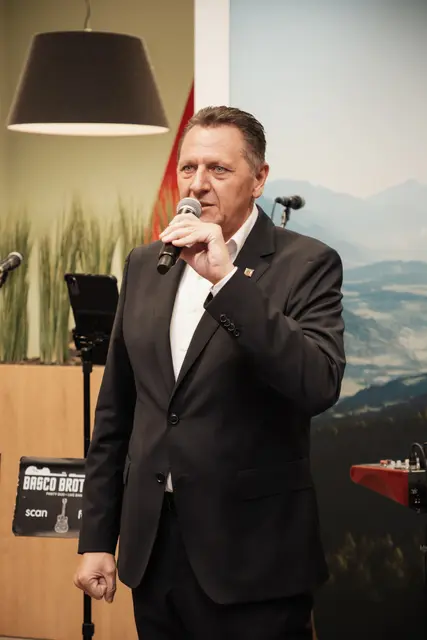 Auch Bezirksvorsteher Thomas Steinhart (SPÖ) war bei der Wiedereröffnung dabei.  | Foto: BAWAG/Fotograf: Markus Schlögl