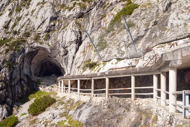 Bild # 2871: letzte Steinschlag- Galerie vor dem großen Höhleneingang  | Foto: © by Ing. Günter Kramarcsik