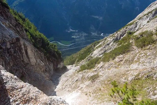 Bild # 2881: vorhin schaute ich zurück, hinauf zum Höhleneingang und anschließend an gleicher Stelle hier in steile Tiefe ins Tal. | Foto: © by Ing. Günter Kramarcsik