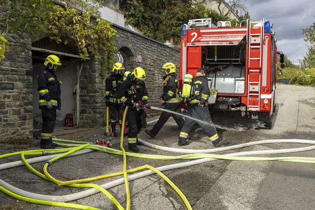 Beim Eintreffen der Feuerwehr am Einsatzort wies der Anrufer die Einsatzkräfte ein.  | Foto: Manfred Wimmer