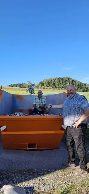 Sigi Kasbauer (l.) aus Schardenberg und Martin Schmiedseder aus Brunnenthal mit dem halben Container voll Bierkapseln. | Foto: Sigi Kasbauer
