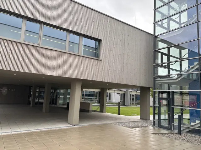 Im Außenbereich der Tourismusschule Klessheim. | Foto: Emanuel Hasenauer