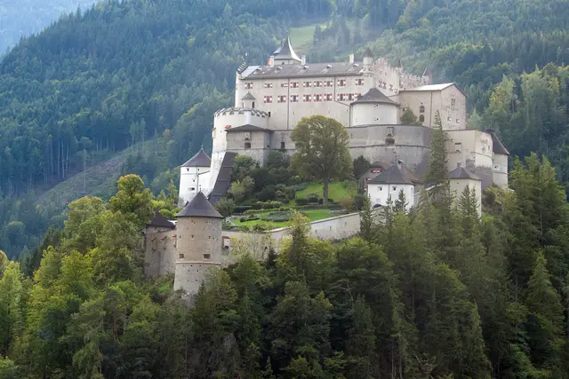 Bild # 2900: auf der Fahrt nach Werfen bietet sich dieser herrliche Blick auf die Festung Hohenwerfen. | Foto: © by Ing. Günter Kramarcsik