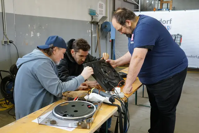 Titelfoto Mödling: Vom Plattenspieler übers Bügeleisen bis zur Kreissäge: Beim Repair Café der Hand.Werk.Stadt Mödling in Wiener Neudorf wurden Alltagsgegenstände wieder zum Leben erweckt. | Foto: Marktgemeinde Wr. Neudorf 