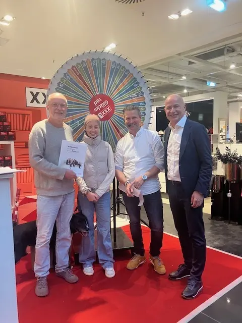Titelfoto St. Pölten: Familie Pfeiffer aus Prinzersdorf konnte bei der Glücksrad-Aktion beim XXXLutz St. Pölten 1.100 Euro zurückgewinnen. Moderator Christian Laudenbach und Haus-Chef Martin Lackner gratulierten. | Foto: Martin Lackner