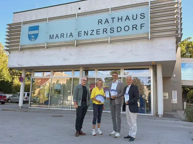 Bürgermeister Johann Zeiner, gfGR Andreas Dechant, GR Eva Morawetz und Infrastruktur-Leiter Franz Grill laden zur Teilnahme an der Maria Enzersdorfer Gehzeit.Karten-Aktion am 11. Oktober ein. | Foto: Marktgemeinde Maria Enzersdorf