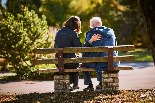 Helga M. erzählt über ihre Erfahrungen mit der Hospiz- und Trauerbegleitung der Caritas St. Pölten. | Foto: Franz Gleiß