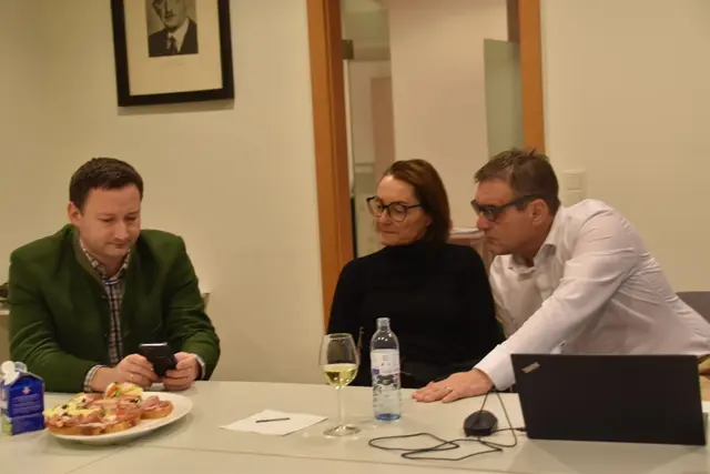 "Stimmen-Kaiser": Landtagsabgeordneter Anton Erber (r.) mit Paul Nemecek und Katja Seitner bei der Analyse der Wahlergebnisse der Volkspartei im Bezirk Scheibbs | Foto: Roland Mayr/MeinBezirk Scheibbs