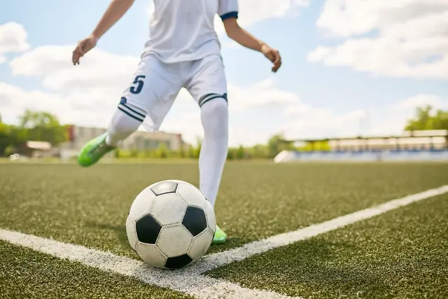 Unter Flutlicht im Ertl Glas Stadion: Hochspannung ist garantiert beim Duell gegen den amtierenden Cupsieger. | Foto: Pixabay (Symbolbild)