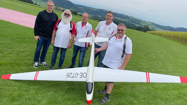 (v.l.) Bürgermeister Fritz Robeischl und der Vorstand des Modellsportclubs Pegasus Pregarten: Obmann Leo Aigner, Werner Jahn, Johannes Gmeiner und Ronald Aigner. | Foto: Gemeinde Pregarten