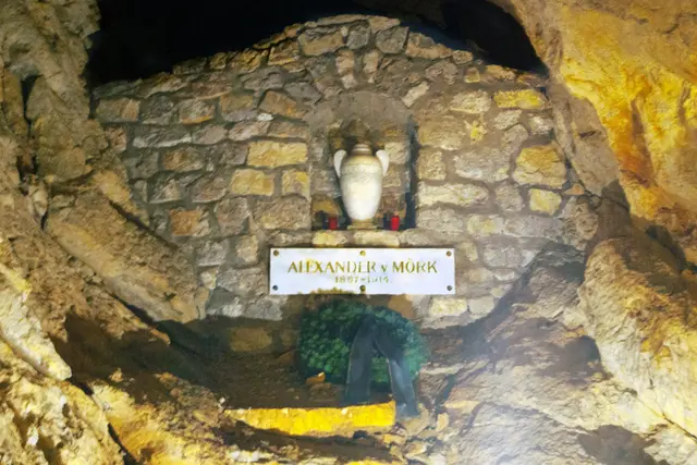 Bild # 2846: Die Urne des im Ersten Weltkrieg gefallenen, maßgeblich beteiligten Forschers Alexander von Mörk steht über einem Höhlendurchgang im Inneren der Höhle, welche sich über 42 Kilometer in den Berg erstreckt.  | Foto: © by Ing. Günter Kramarcsik