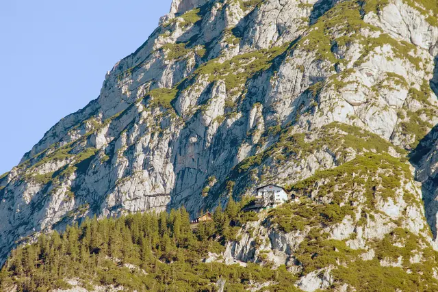 Bild 2905: Zum Schluss noch ein Blick aus dem Tal zurück zur Bergstation der Seilbahn und dem daneben liegenden Dr. Oedl- Haus auf 1.575 m Seehöhe.  | Foto: © by Ing. Günter Kramarcsik
