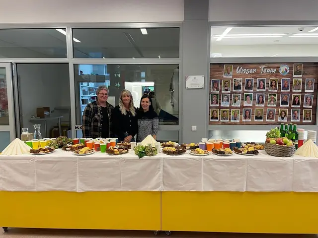 Ein kulinarisches "Herzlich willkommen im Joglland!" Mit hausgemachten Mehlspeisen und Apfelsaft wurden die Gäste aus Szombathely in der Aula der Mittelschule Vorau empfangen. | Foto: MS Vorau