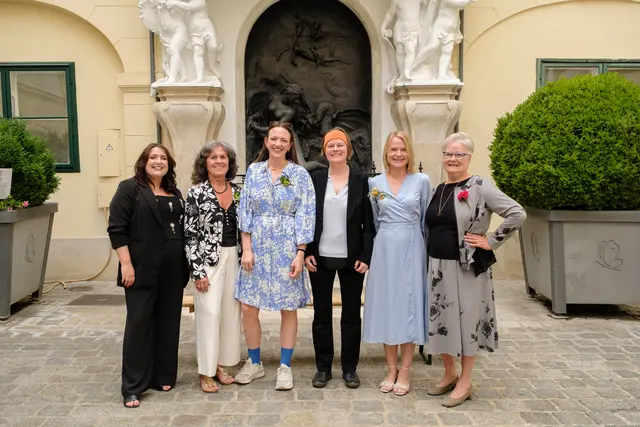 Lena Köhler (3. v. l.) freut sich als Leiterin der überparteilichen Frauen-Arbeitsgruppe. | Foto: BV8