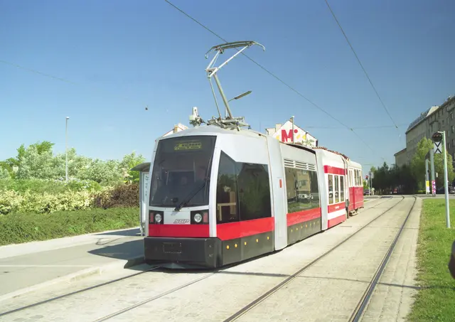 Ulf Versuchsträger 2. Ausführung mit Porsche-Design, Mittelteil Niederflurig und Heckteil c-Beiwagen am Verteilerkreis Favoriten Linie 67, 1994. (Archiv) | Foto: Wiener Linien