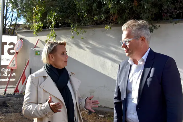 Bürgermeisterin Bettina Bauernhofer im Gespräch mit Ernst Lutterschmied. | Foto: MeinBezirk/Helmut Riedl