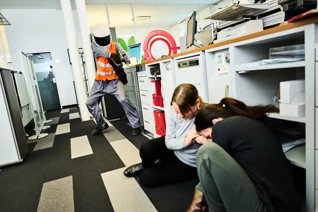 Das Landeskriminalamt Wien sucht nach einem brutalen Bankräuber, der eine Bank in Wien-Meidling zwei Mal überfallen hat. Hier eine Szene des Reenactments. | Foto: Servus TV
