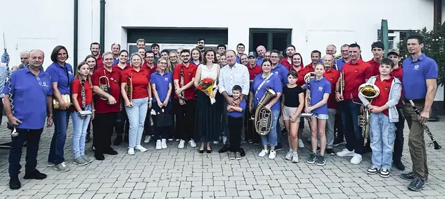 Titelfoto Bruck an der Leitha: Der Sarasdorfer Ortsvorsteher Markus Maurer feierte seinen 50er mit Familie, Freunden, dem Musikverein Sarasdorf, der Trachtenkapelle Trautmannsdorf und den Jagdhornbläsern. | Foto: MV Sarasdorf