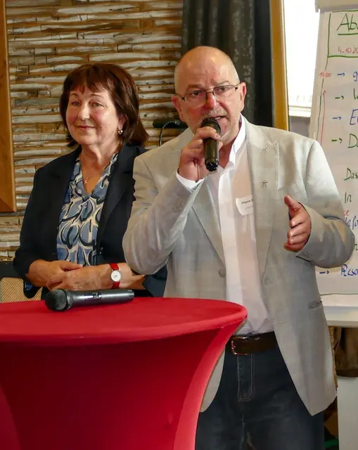 Dekanatsassistentin Veronika Pernsteiner und Dechant Rupert Granegger in Altenfelden. | Foto: Alfons Schwarzmann