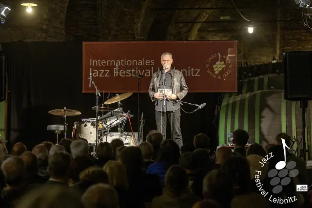 Kurator Otmar Klammer stellte die internationalen Musikerinnen und Musiker vor. | Foto: Peter Purgar