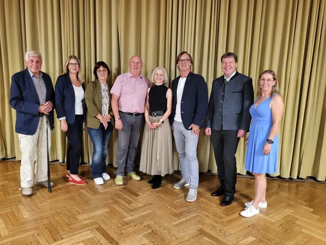 Der neue Vorstand mit der Geschäftsführung und dem scheidenden Obmann Josef Fink (l.) | Foto: Christina lebt 