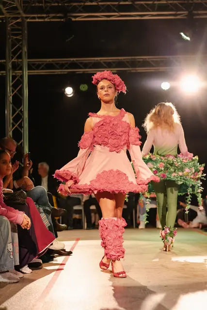 Ein wahres Blütenmeer eroberte den Laufsteg. | Foto: leggou