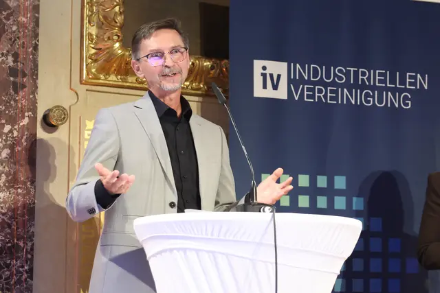 Volksschuldirektor OSR Josef Maurer freut sich auf eine besondere Auszeichung seitens der Industriellenvereinigung. | Foto: Katharina Schiffl/Industriellenvereinigung