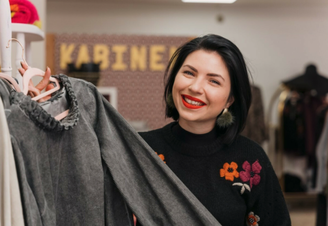 Yvonne Zerza, jedem besser bekannt als Vonni, lädt zur Modenschau in die ehemalige dm-Filiale in der St. Veiter Innenstadt. | Foto: Christian Gössler