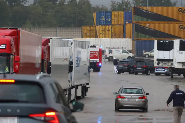 In Edt bei Lambach konnte ein Lkw-Lenker von der Feuerwehr nur mehr tot aus seiner Fahrerkabine geborgen werden. | Foto: laumat.at