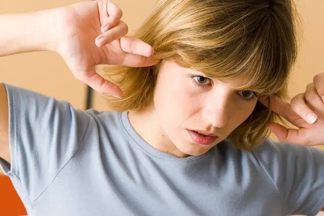 Mit Ohrgeräuschen hat beinahe jeder Mensch einmal zu kämpfen. Für kurze Zeit stellt dies in der Regel kein Problem dar. Belastend wird es für Betroffene, wenn der Tinnitus zum Dauerbegleiter wird. | Foto: smarterpix.com/imagepointfr