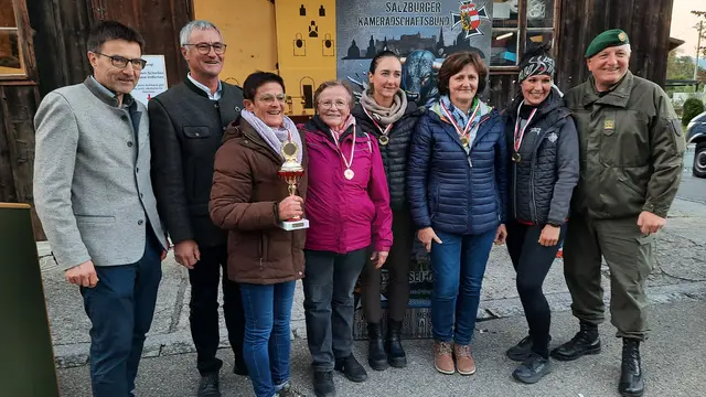 Die siegreiche Damenmannschaft der Kameradschaft Mauterndorf–Tweng. Am Bild v. links auch Präsident Hohenwarter, Vizepräsident und Bezirksobmann Johannes Siebenhofer
 | Foto:  Kameradschaft Mauterndorf–Tweng, Sepp Gruber