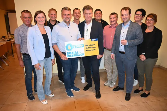 Der neue Vorstand:
vorne v.l.: Maria Seisenbacher, Lukas Michlmayr, Paul Kleindl, Markus Burgstaller
hinten v.l.: Karl Radinger, Manfred Grubbauer, Günter Holzer, Martin Wenko, Franz Eder, Michaela Menk und Petra Schragl.