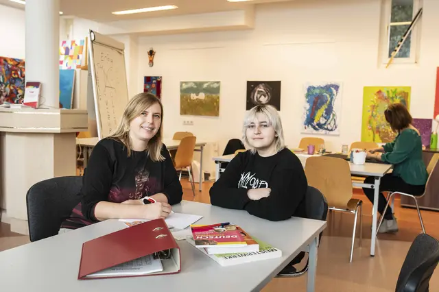 Im Einzelcoaching werden die Jugendlichen bei der Suche nach Praktika und Ausbildungsplätzen unterstützt.  | Foto: Jugend am Werk Steiermark / Miriam Raneburger