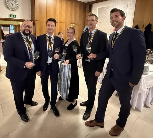 Neu im Weinritterorden: Friedrich Paar, Martin Braunrath, Jürgen Stricker und Martin Bernhardt - am Foto mit Lena Glauber. | Foto: Weinritterorden