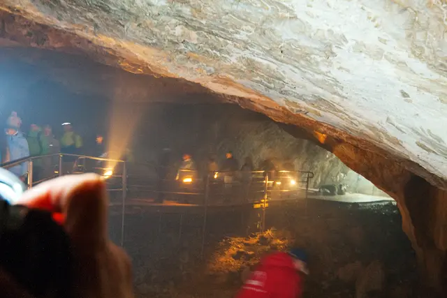 Bild # 2817: Kurz nach dem Eintritt in die Höhle. Unsere Gruppe war 30 Personen groß. | Foto: © by Ing. Günter Kramarcsik