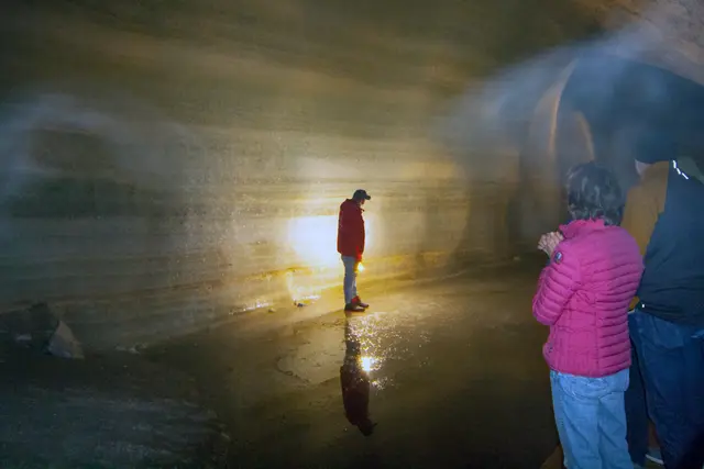 Bild # 2856: hier sind die uralten Eisschichten sehr gut wie Jahresringe eines Baumes zu erkennen. Mit Hilde der UNI Innsbruck konnte das älteste Eis mit 4.000 Jahren nachgewiesen werden. | Foto: © by Ing. Günter Kramarcsik