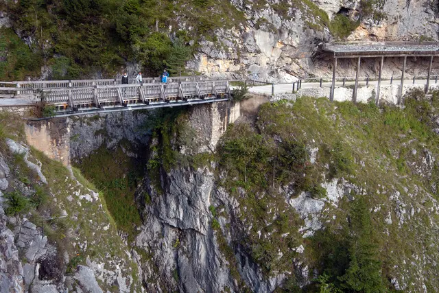 Bild # 2893: Am Weg zu Talstation hatten wir hier viel Nebel. Nun ist diese Brücke und die anschließende Galerie frei vom Nebel und gibt den Blick in eine tiefe Schlucht frei. | Foto: © by Ing. Günter Kramarcsik