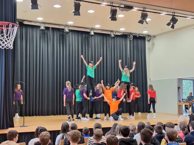 Beim gemeinsamen Bühnenprogramm mit Volkstänzen und Hip-Hop zeigten die Schüler der MS Vorau, MS Ratten und der Bercsényi-Schule, dass Freundschaft keine Landesgrenzen kennt. | Foto: MS Vorau