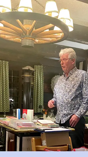 Gerhard Blaboll beim spontanen Kabarett in Latschach/Oberaichwald