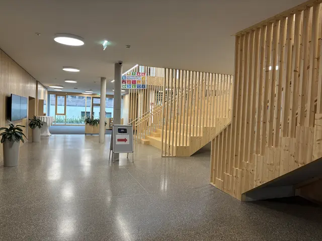 Hinweisschilder in der Tourismusschule Klessheim zeigen den Weg zum Wettbewerb. | Foto: Emanuel Hasenauer