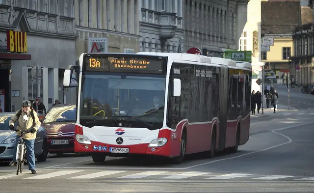 Laut ersten Infos der Wiener Linien kam es zum Zwischenfall auf der Linie 13A, bei dem eine Frau verletzt wurde. (Archiv) | Foto: Johannes Zinner