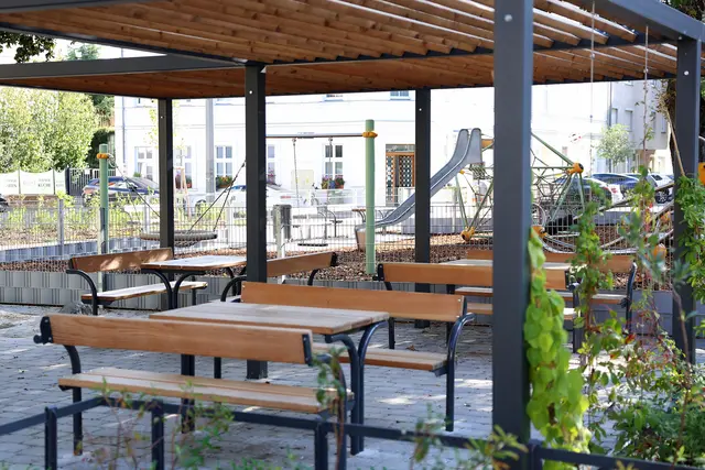 Neue Sitzgelegenheiten unter der begrünten Pergola bieten schattige Plätze zum Verweilen in der neu gestalteten Parkanlage Elisenstraße. | Foto: Stadt Wien/Martin Votava