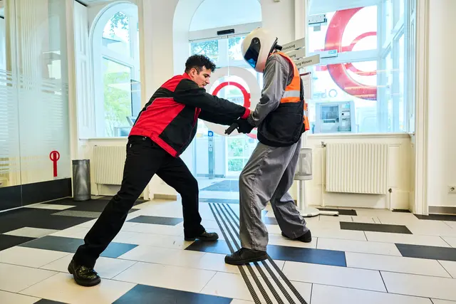 Während des Banküberfalls kommt es zu einem Gerangel mit einem Security-Mitarbeiter. Hier eine Szene des Reenactments. | Foto: Philipp Carl Riedl/ServusTV