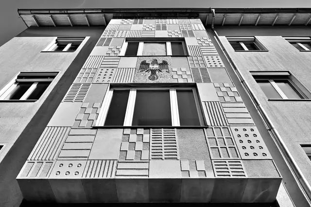 Acht verschiedene geometrische Muster (je H 80 B 50 cm) in einer Querreihe wiederholen sich in versetzter Anordnung - jeweils um zwei Flächen nach links. | Foto: Hans-Peter Kriener