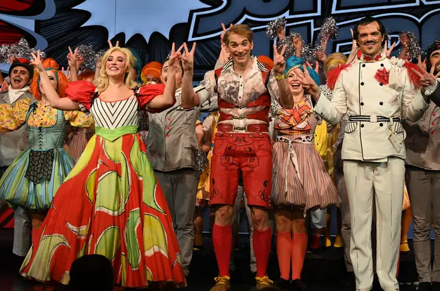 Titelfoto Melk: Glanzvolle Premiere eröffnet die 36. Blindenmarkter Herbsttage: Der ’Schokoladensoldat‘ mit Lena Stöckelle als Nadina, Martin Mairinger als Bumerli und Lukas Johan als Alexius. | Foto:  Gerlinde Siebenhandl 