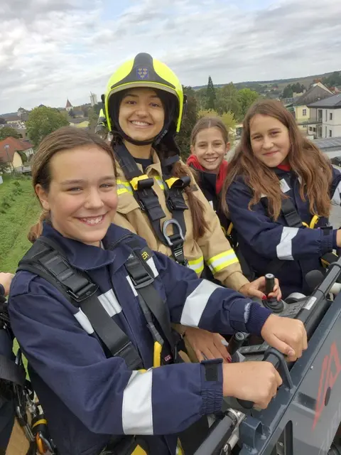 Titelfoto Mistelbach: Diese vier Feuerwehrfrauen wagten sich in luftige Höhen. Asparn an der Zaya einmal von oben sehen, ist aber auch wirklich ein Erlebnis. | Foto: FF Asparn/Zaya