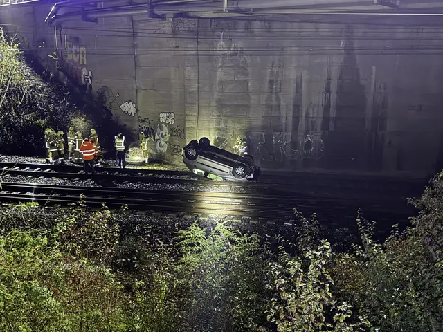 Das Auto stürzte auf die Bahngleise, der Fahrer wurde verletzt ins Krankenhaus gebracht.  | Foto: Zeitungsfoto.at