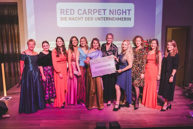 Die Unternehmerinnen des Bezirks Gänserndorf mit ihrer FiW-Bezirksvorsitzenden Andrea Prenner-Sigmund beim Unternehmerinnen-Forum in Schloss Luberegg. | Foto: schelberger.fotografie