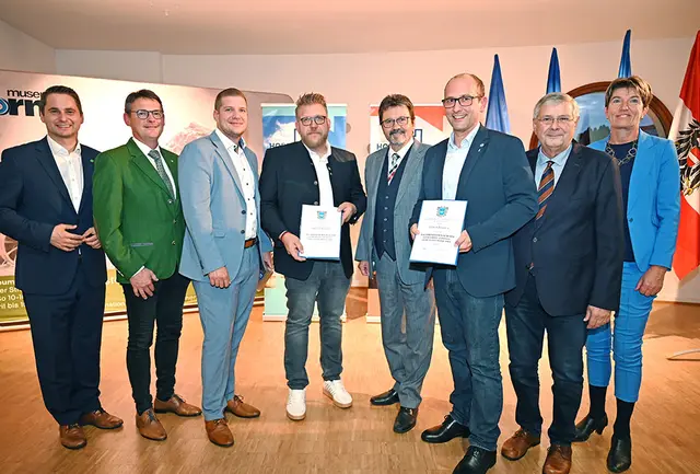 Das „Ehrenzeichen in Silber“ ging an Thomas Rochla und Stefan Keusch. | Foto: Stadtgemeinde Horn