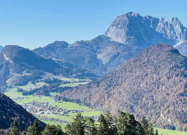 In Kirchdorf in Tirol ereignete sich am Montagnachmittag ein schwerwiegender Arbeitsunfall, bei dem ein Bauarbeiter auf nassem Untergrund ausrutschte und sich dabei einen an seinem Gürtel befestigten Hammer in den Rücken rammte. | Foto: Kogler